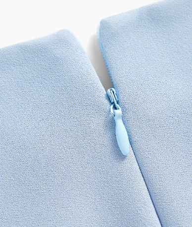 Detalhe do zíper posterior do vestido midi Plus Size Azul Claro