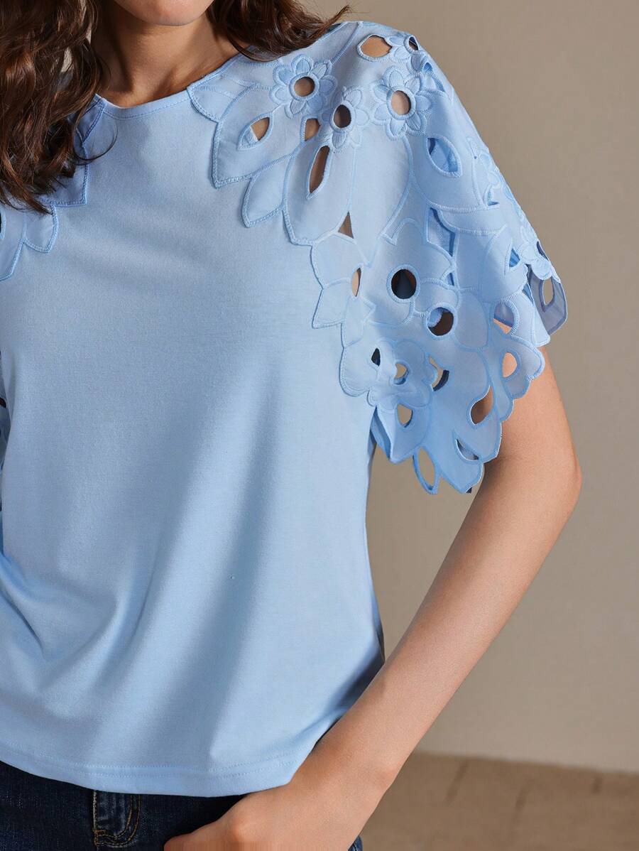 Detalhe dos recortes vazados no ombro e manga curta da blusa feminina na cor Azul Claro