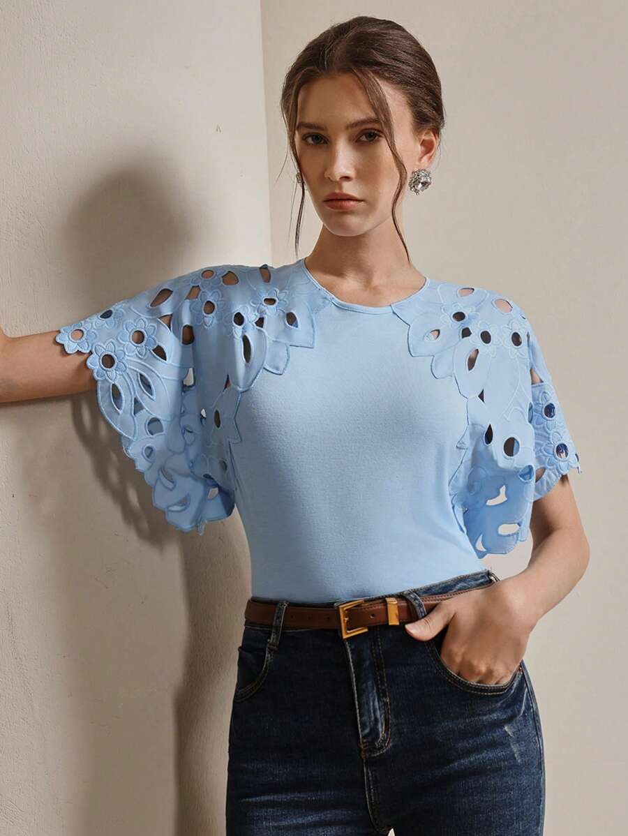 Detalhe dos recortes vazados no ombro e manga curta da blusa feminina na cor Azul Claro