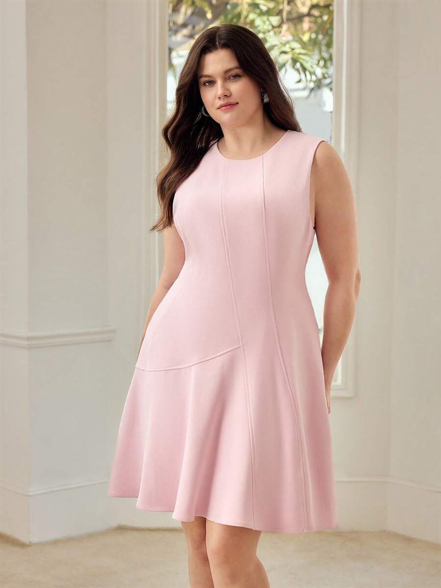 Detalhe dos recortes verticais e textura do vestido Rosa Névoa Plus Size