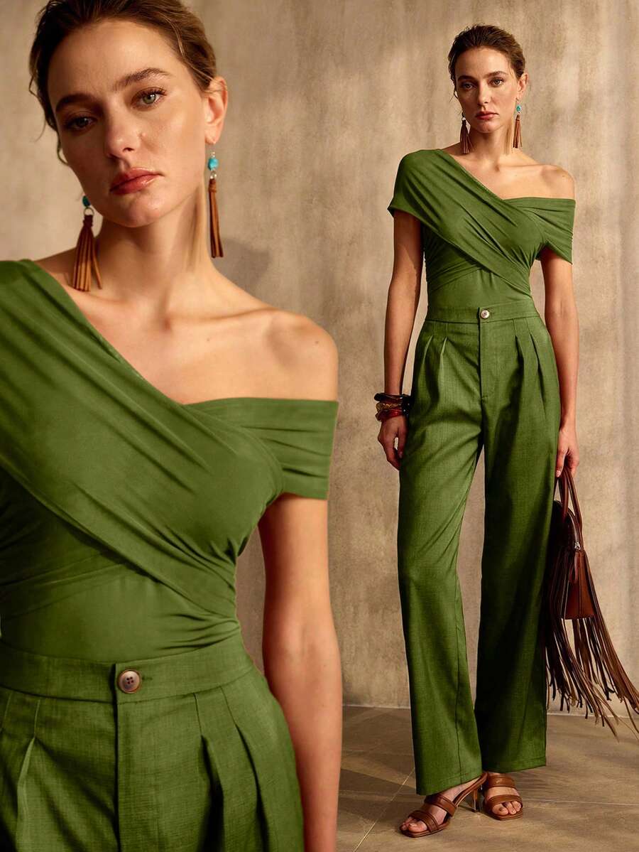 Detalhe frontal da blusa verde transpassada com decote ombro a ombro
