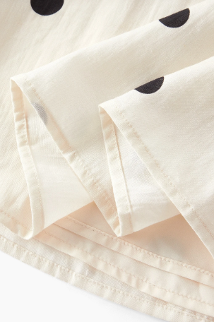 Detalhe interno do vestido Off White Floral mostrando acabamento e forro 100% poliéster.