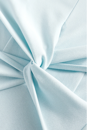Detalhe torcido e franzido na cintura do vestido midi azul claro