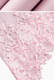 Detalhes do vestido Rosa Chá mostrando textura do tecido e aplicação de renda floral recortada na barra.