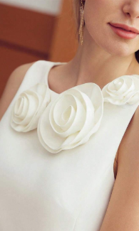 Flores vestidas: Detalhe do decote com três flores tridimensionais do vestido feminino off white
