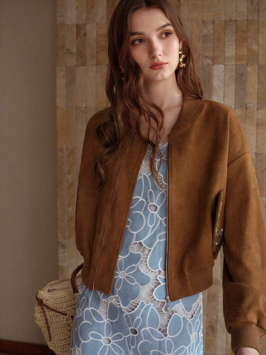 Jaqueta Feminina Camurça Marrom Curta com Bordado Floral – Casual Chic Elegante | Boutique do Encanto