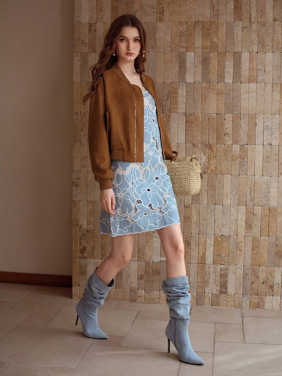 Jaqueta Feminina Camurça Marrom Curta com Bordado Floral – Casual Chic Elegante | Boutique do Encanto