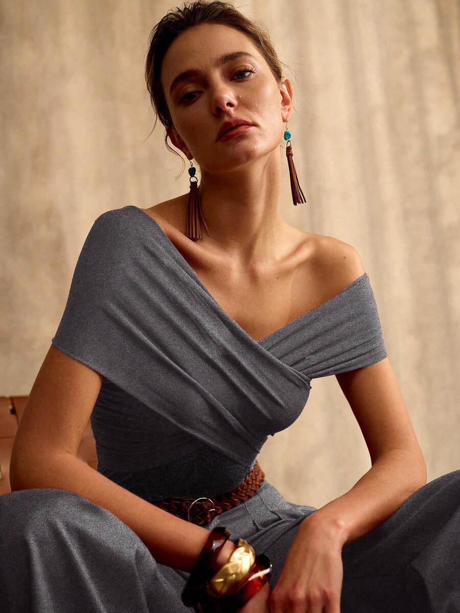 Look elegante feminino em tons terrosos com blusa transpassada cinza