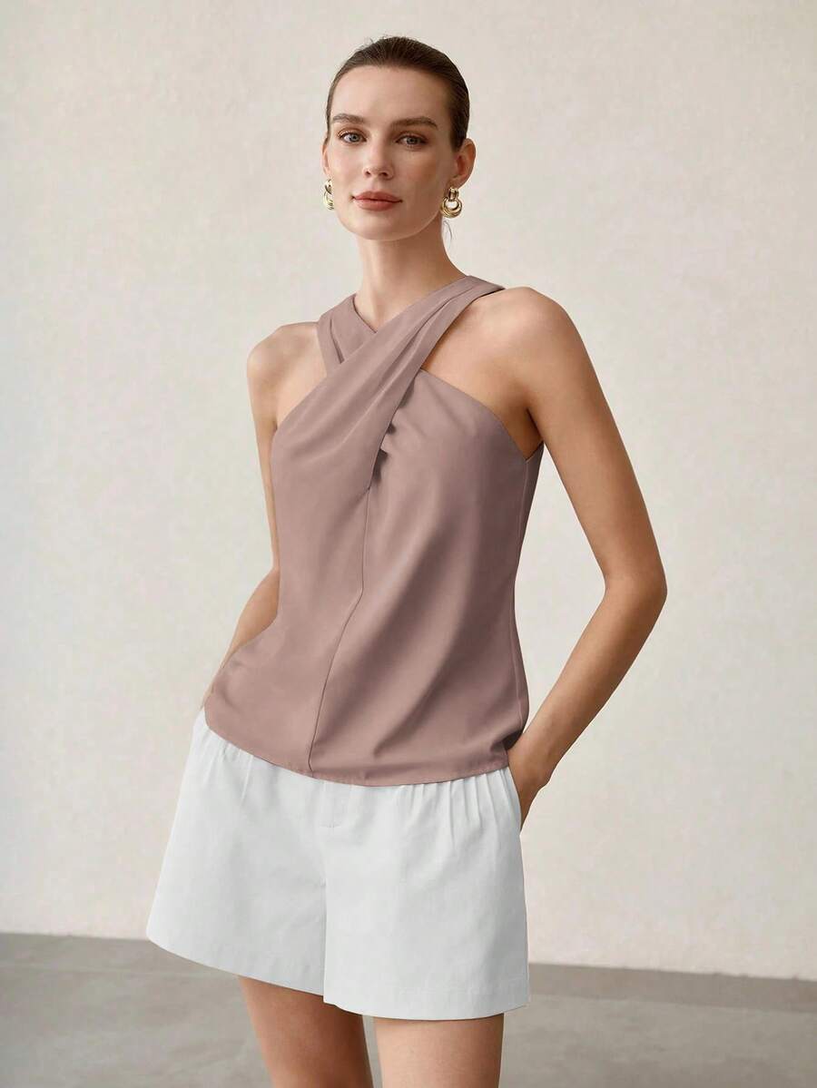 Look feminino com blusa halter Damasco e shorts claros