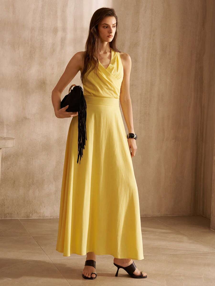 Look feminino elegante com vestido longo amarelo