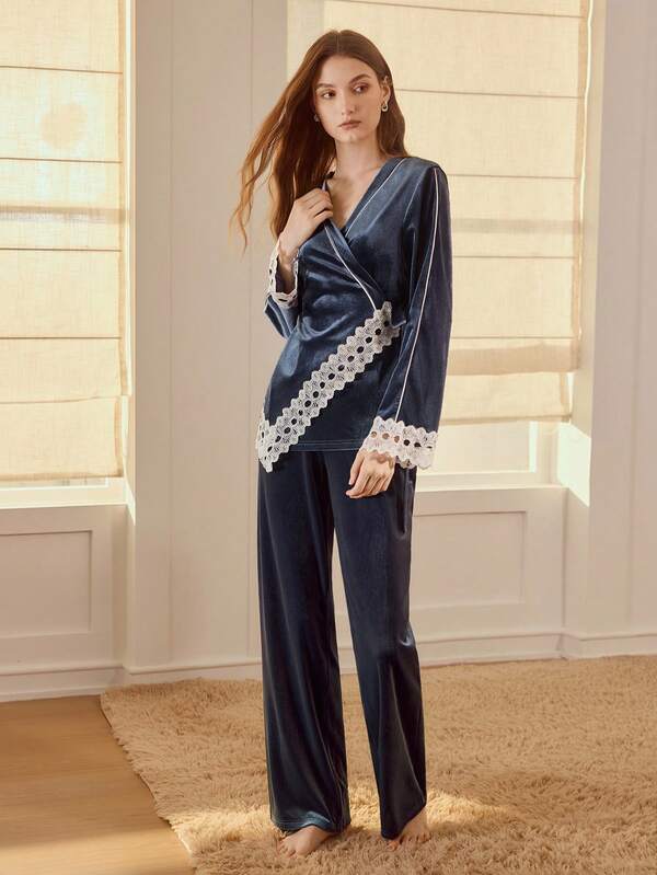 Pijama Feminino Veludo Luxo com Renda e Cinto - Conjunto Longo Azul Escuro - Íntimos & Conforto Premium - Boutique do Encanto