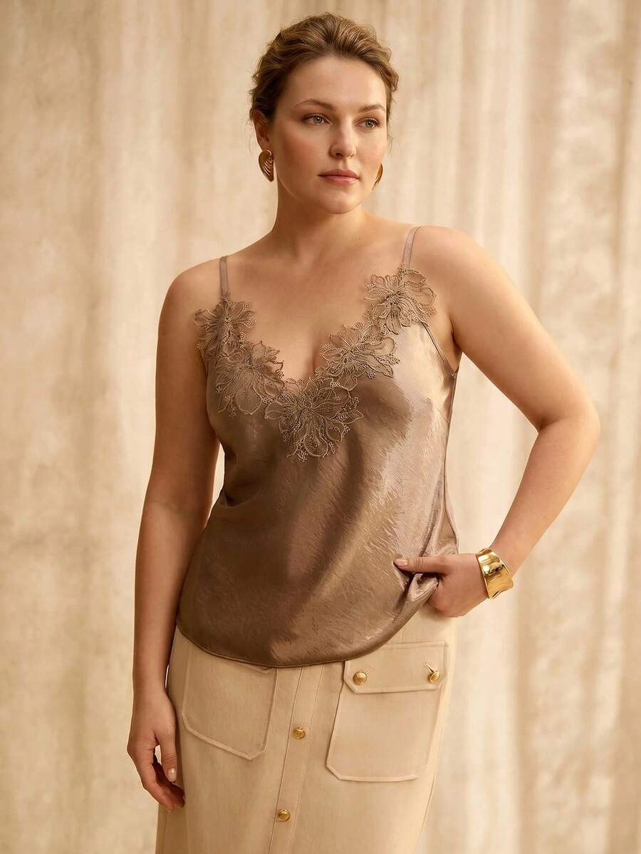 Regata feminina Moka Claro Plus Size, toque de seda com renda floral no decote V - Boutique do Encanto