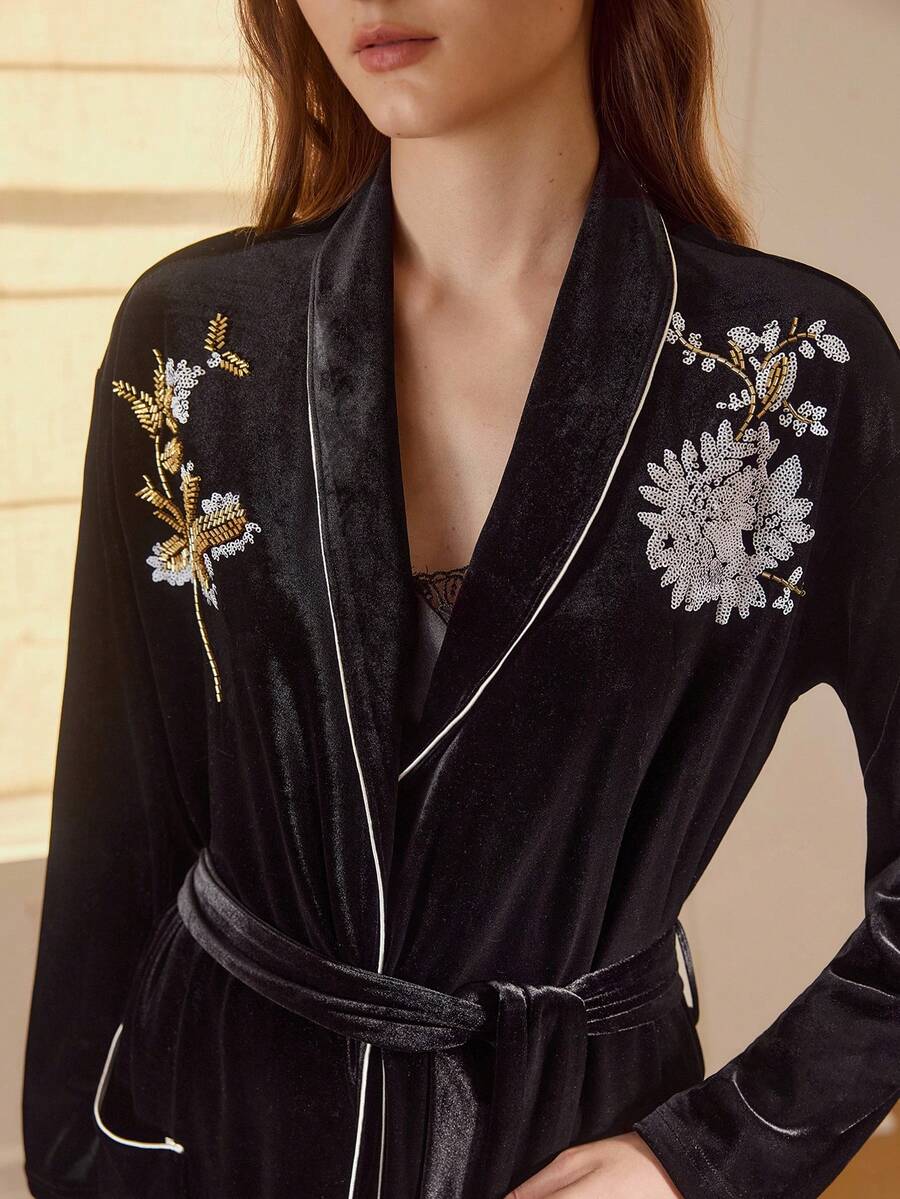Roupão feminino premium em veludo preto com bordado floral