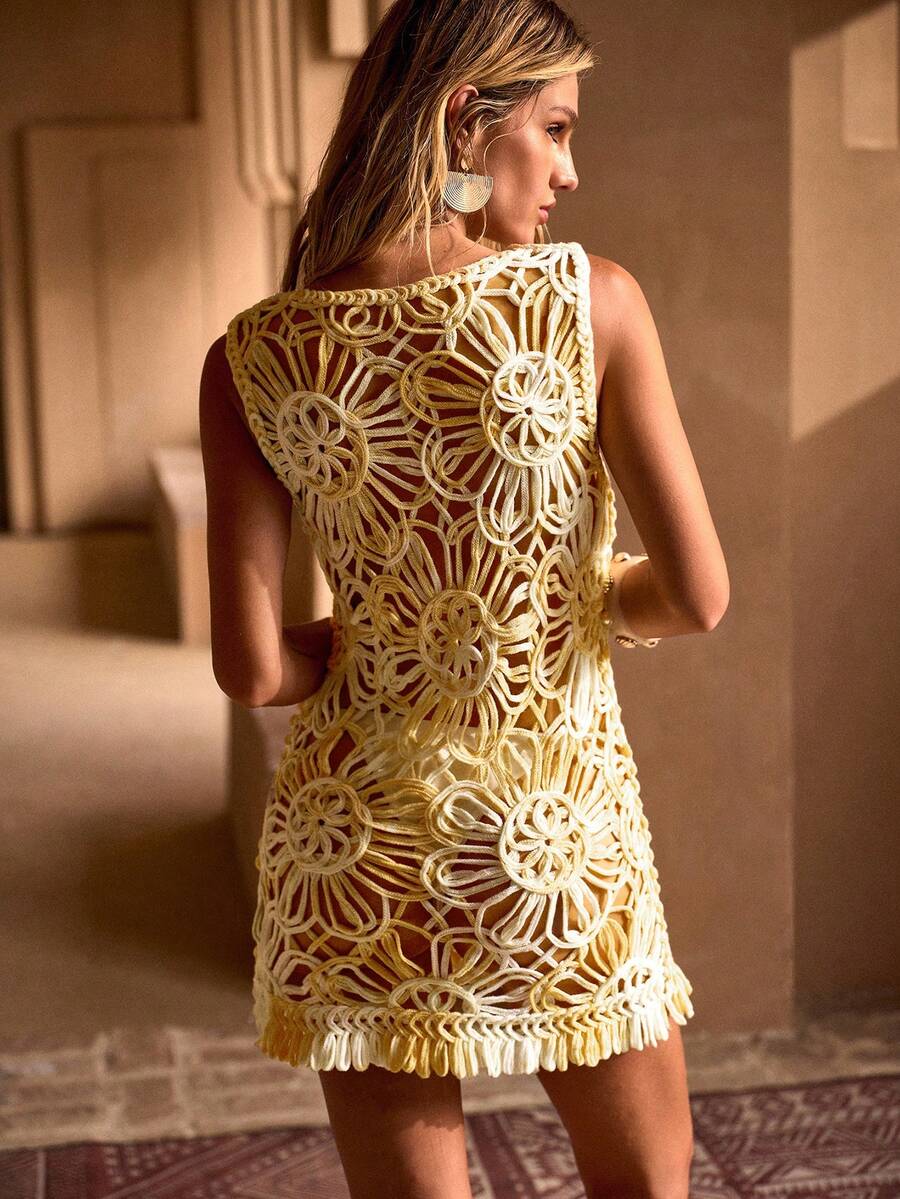 Saída de praia feminina em tricô floral vista frontal – amarelo manteiga