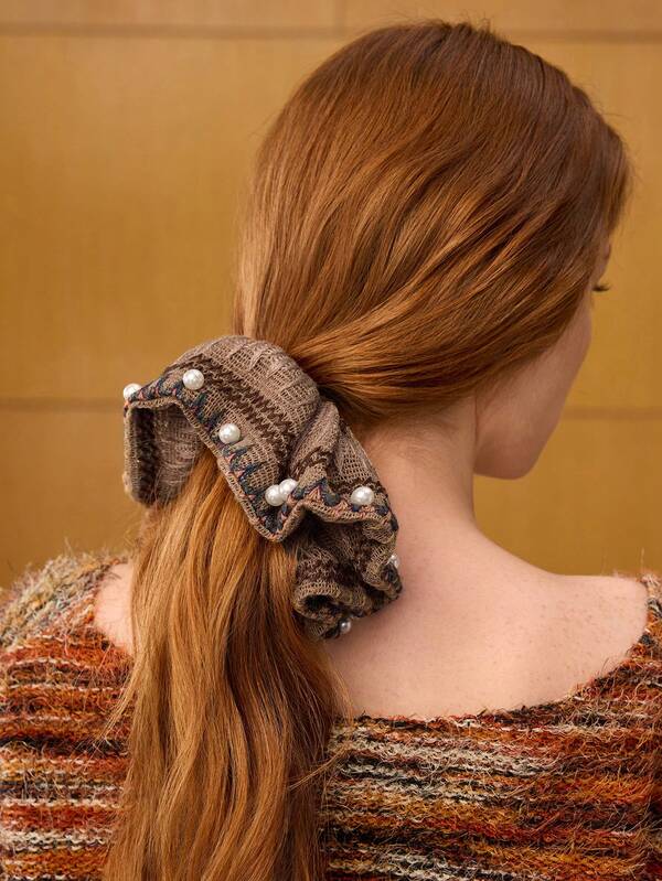 Scrunchie Premium em Crochê Bordada com Perolas - Boho - Coleção Glam - Boutique do Encanto