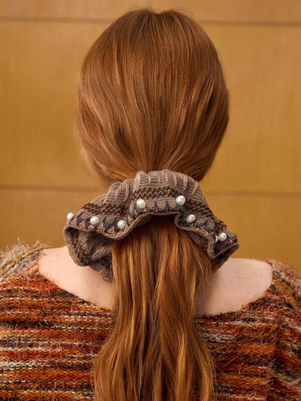 Scrunchie Premium em Crochê Bordada com Perolas - Boho - Coleção Glam - Boutique do Encanto