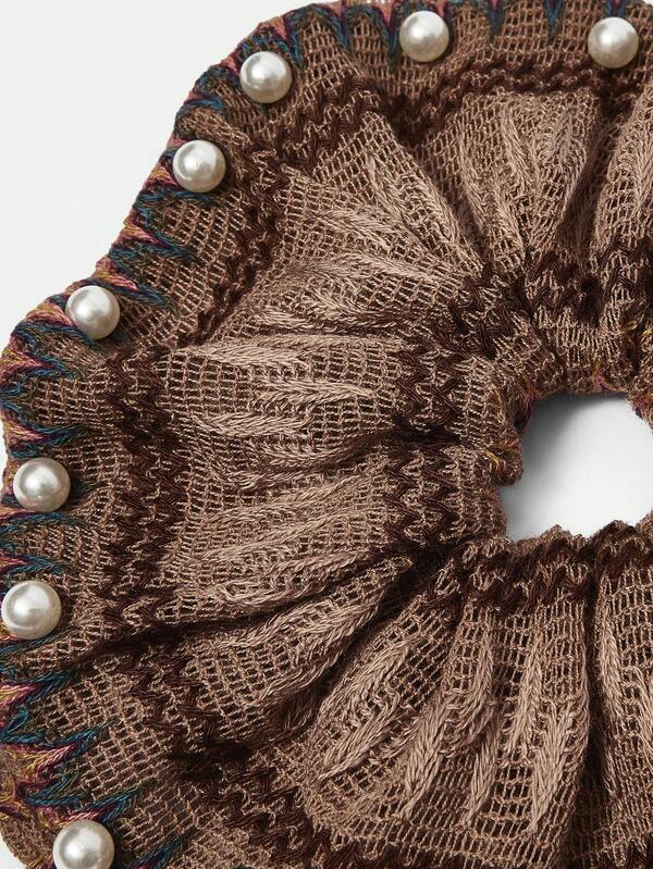 Scrunchie Premium em Crochê Bordada com Perolas - Boho - Coleção Glam - Boutique do Encanto