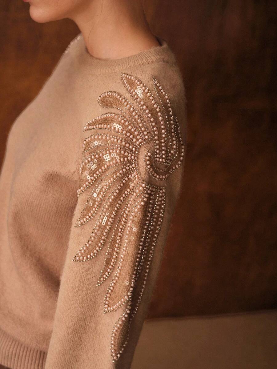 Suéter feminino bege premium com aplicação de pérolas nas mangas