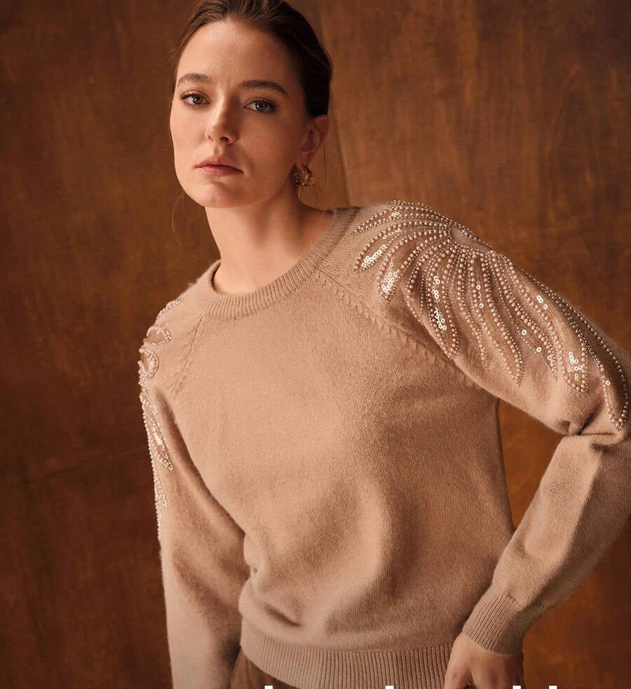 Suéter feminino casual chic com aplicações sofisticadas