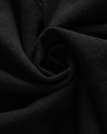 Textura do tecido: Close do tecido preto com textura suave do vestido feminino em poliéster viscose e linho