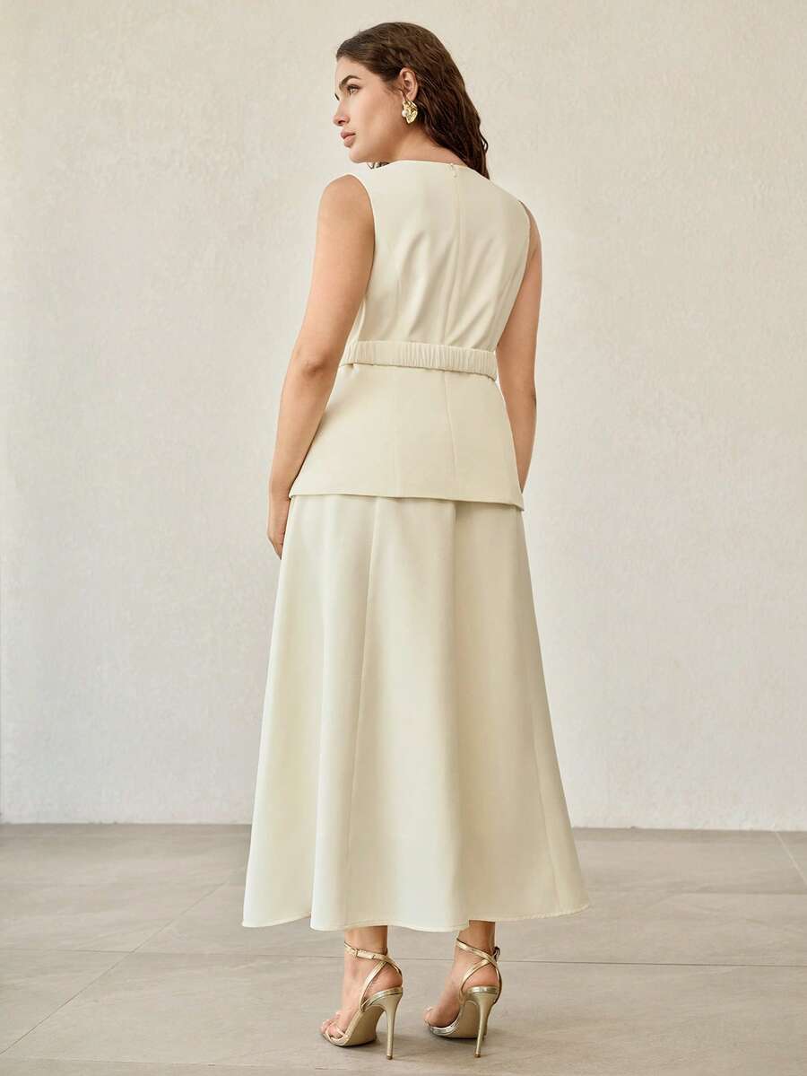 Vestido Off White elegante Em A com cintura marcada e saia evasê