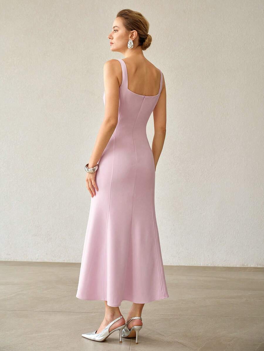Vestido Rosa Lavanda visto de costas com modelagem ajustada e saia fluida