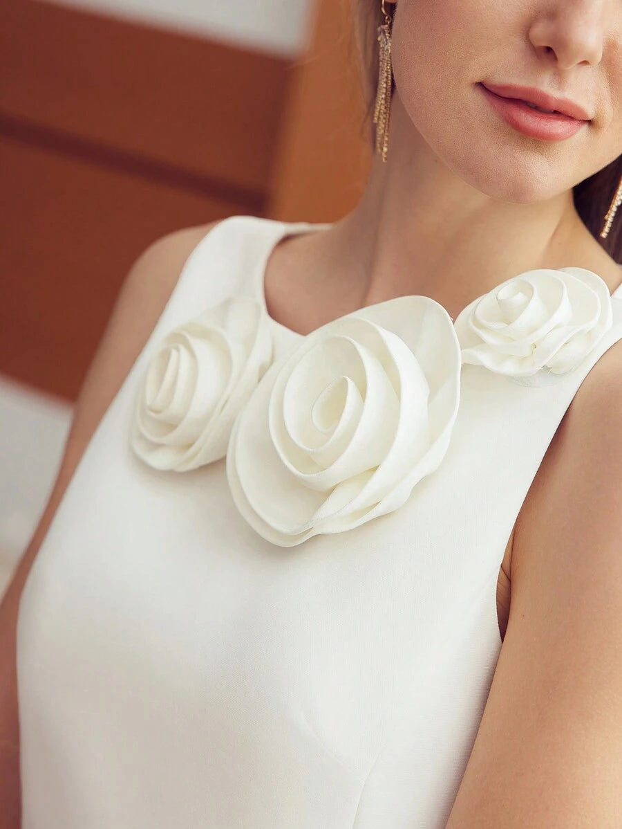 Vestido curto feminino off white com flores 3D no decote – Boutique do Encanto