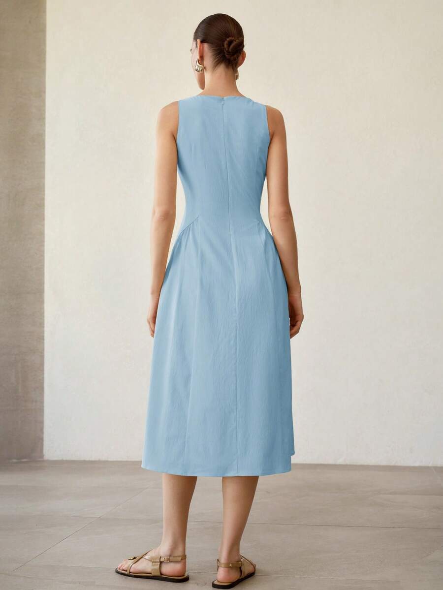 Vestido feminino azul-claro midi com cintura marcada e saia alargada