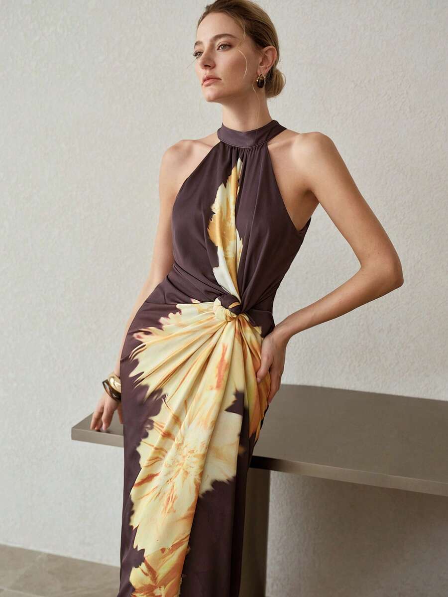 Vestido feminino castanho ajustado com detalhe torcido na cintura