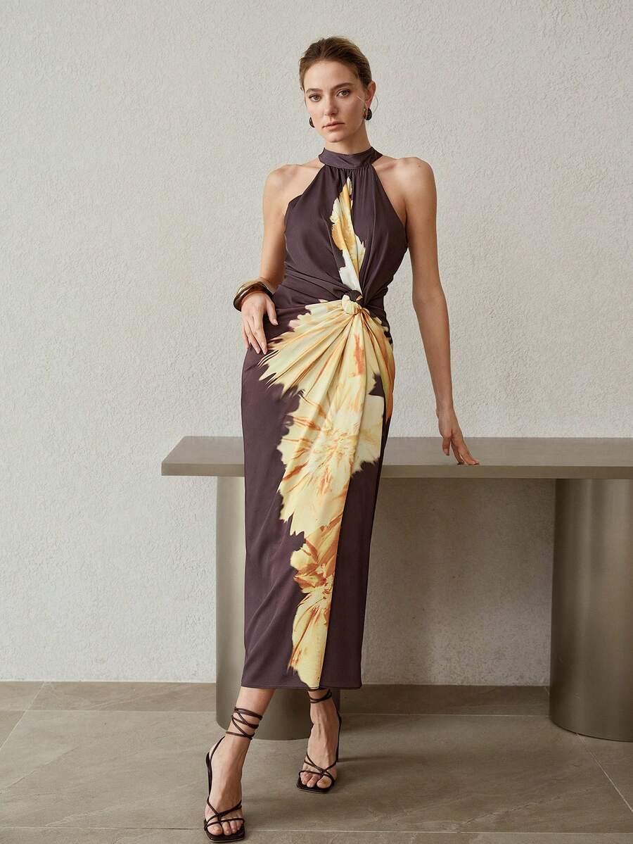 Vestido feminino castanho ajustado com detalhe torcido na cintura