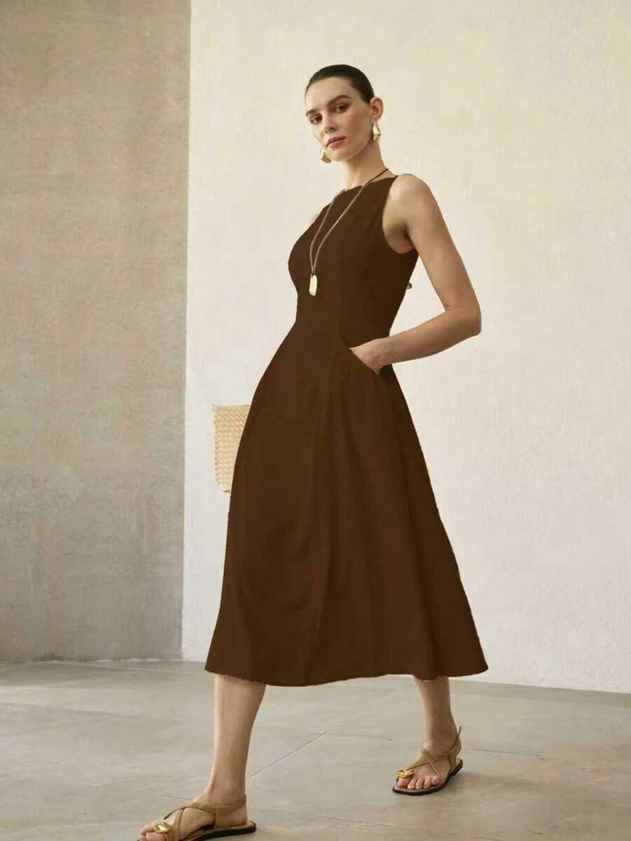 Vestido feminino midi castanho sem mangas com saia em A