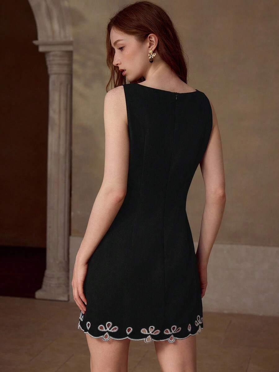 Vestido feminino preto acinturado com barra recortada e bordado contrastante