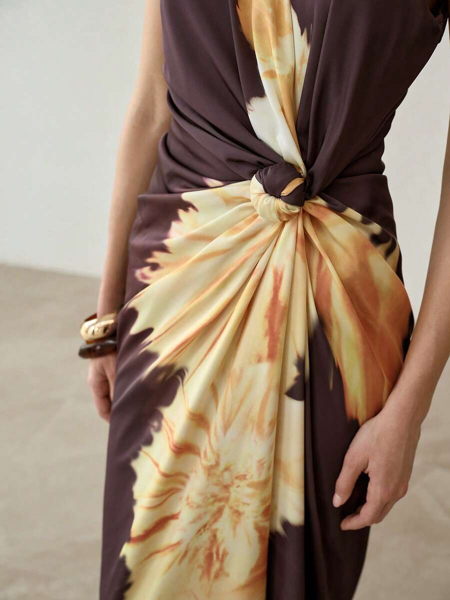 Vestido longo feminino com fenda e estampa localizada em tons naturais