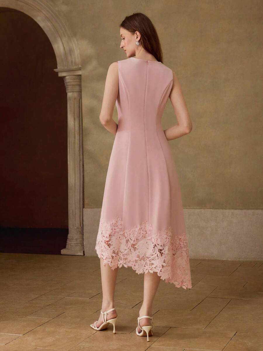 Vestido midi assimétrico rosa com aplicação floral rendada na barra.