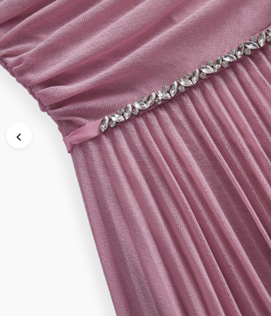 Vestido midi elegante com ombros à mostra e plissado delicado.