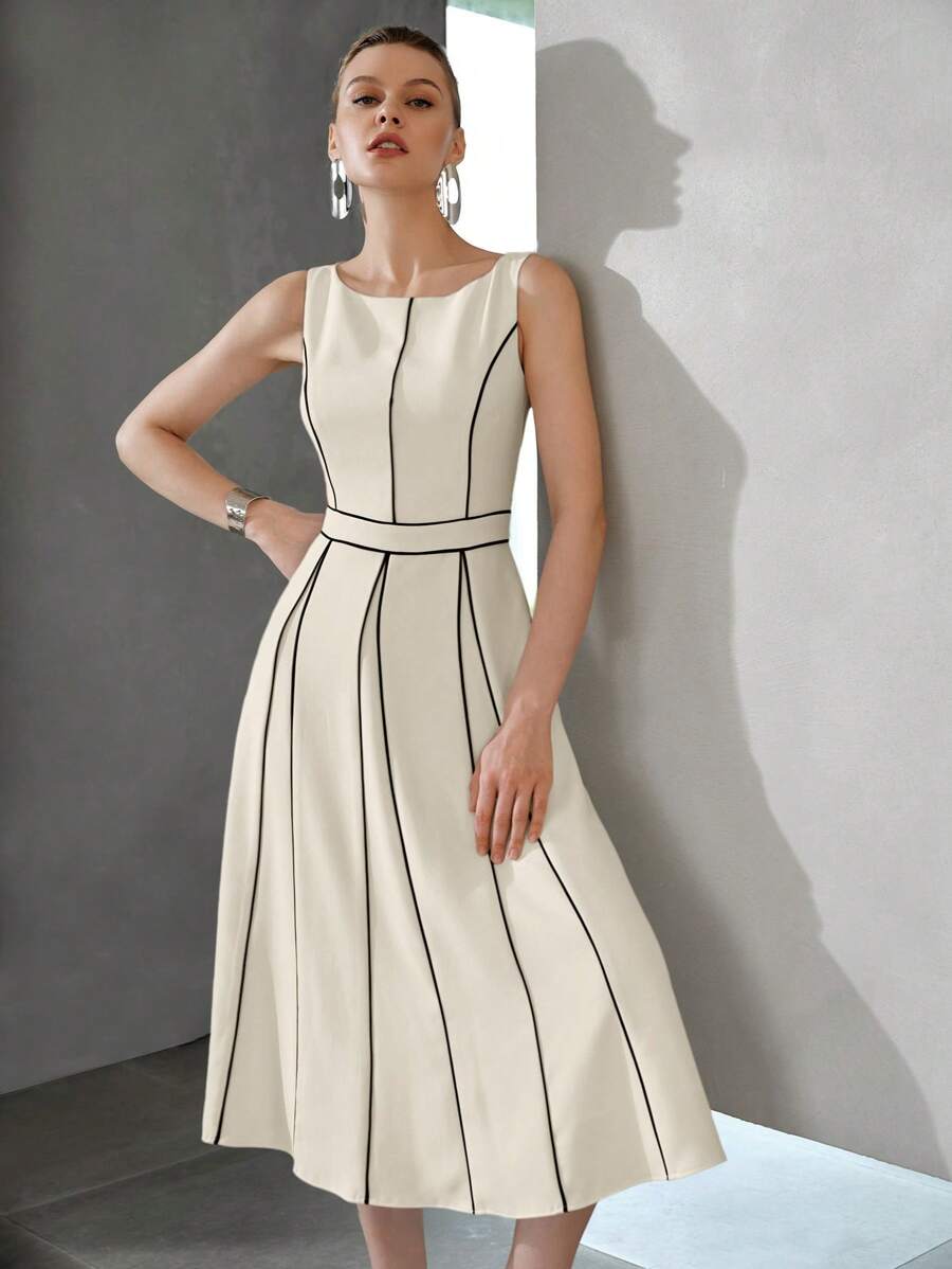 Vestido off white feminino com detalhes pretos e modelagem evasê