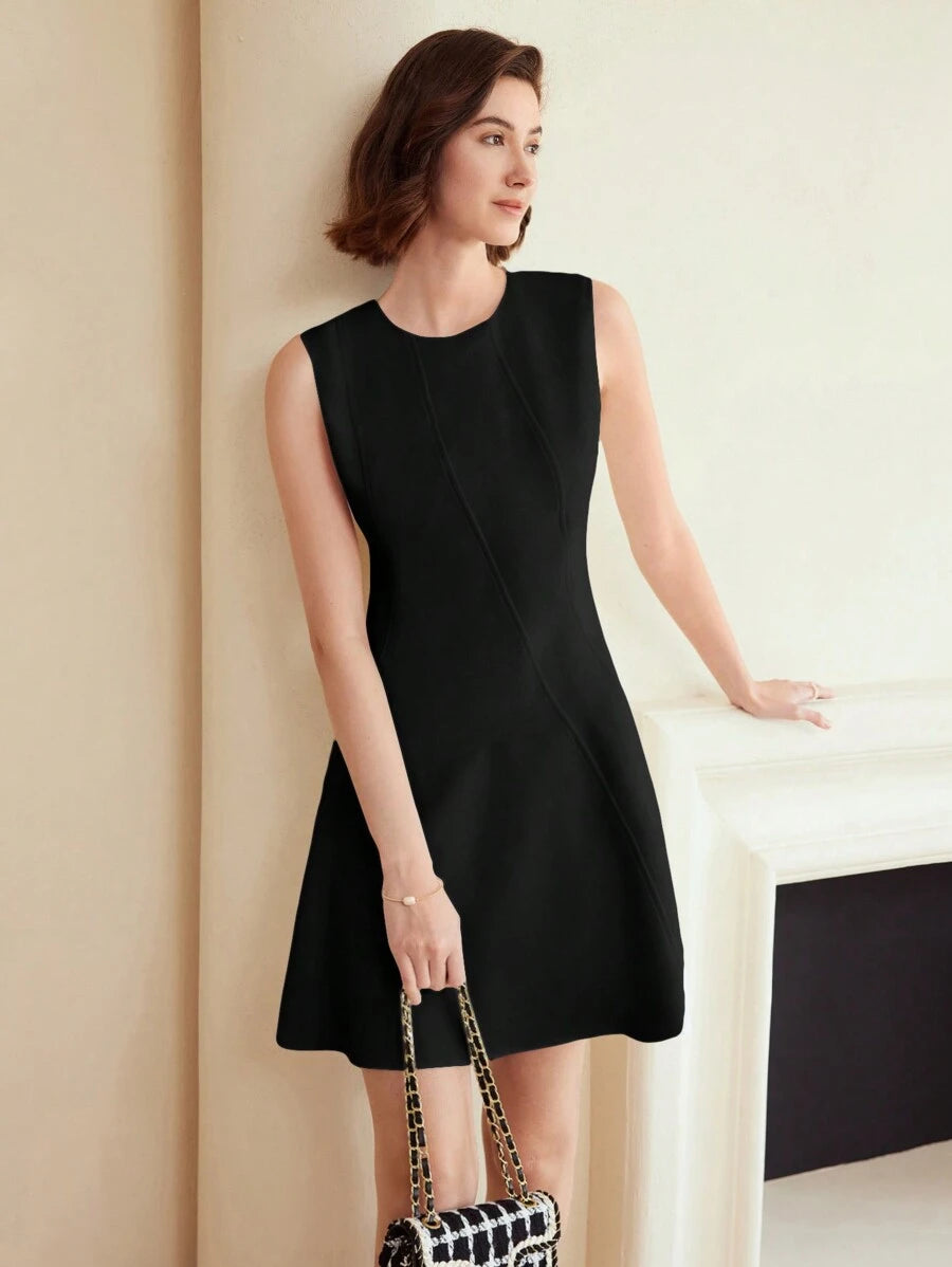 Vestido preto acinturado com saia levemente aberta e design minimalista