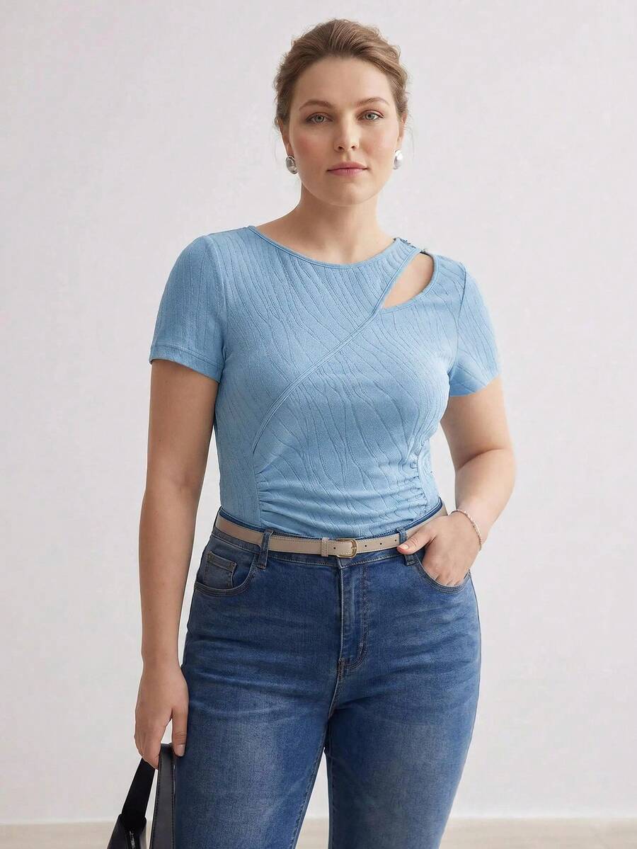 Vista frontal da blusa Plus Size Azul Claro com franzido lateral 888