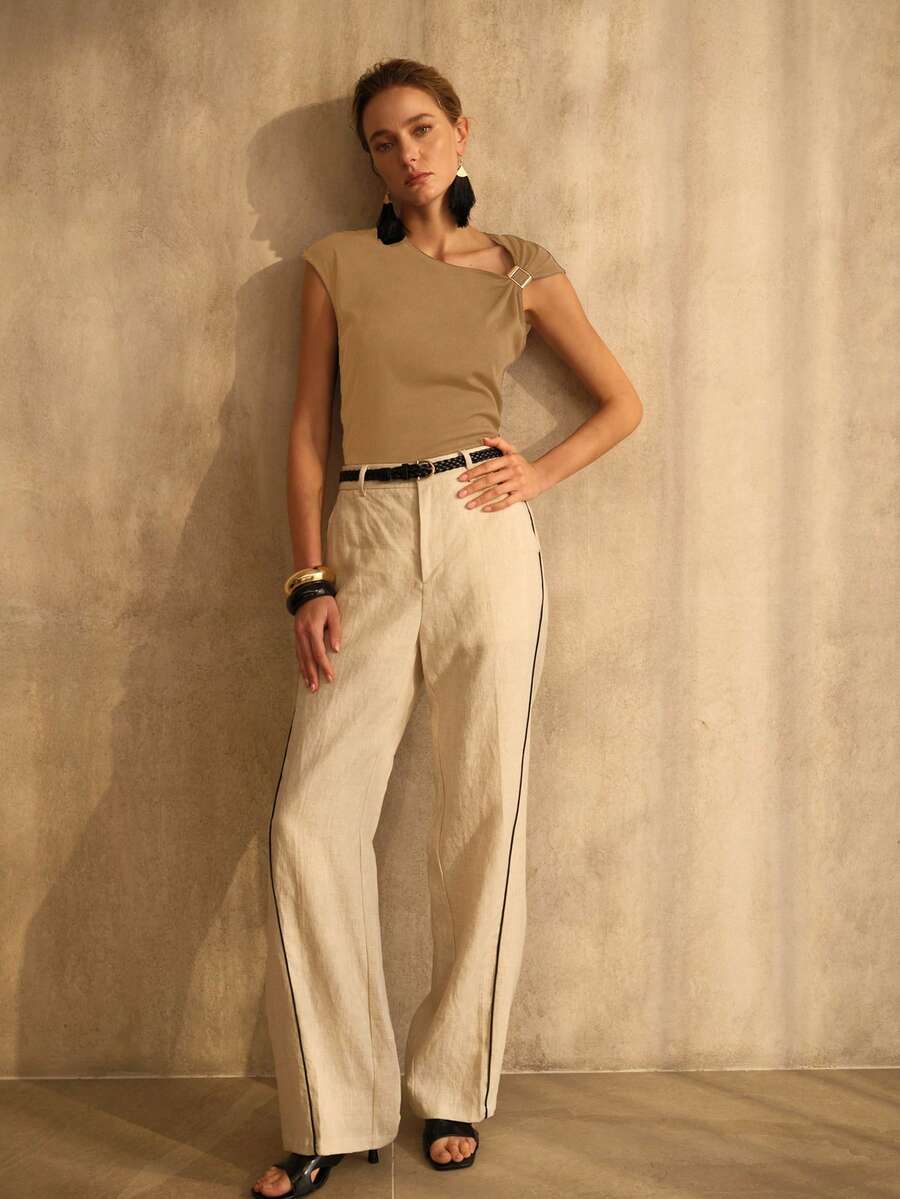 Vista frontal da blusa feminina beige com modelagem de ajuste regular, manga boné e decote assimétrico