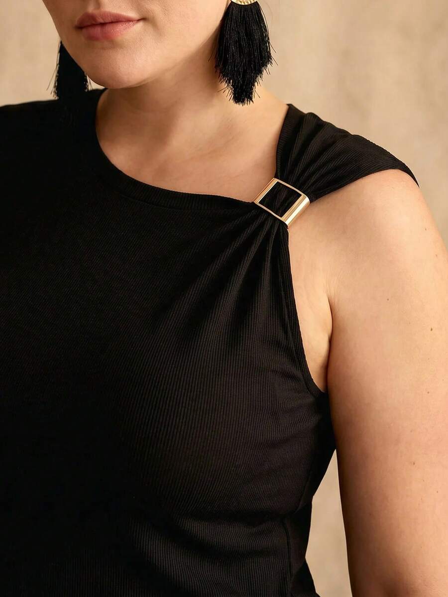 Vista frontal da blusa feminina com modelagem de ajuste regular, manga boné e decote assimétrico plus size
