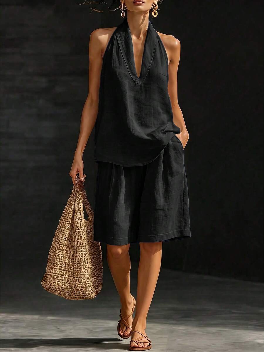 Vista frontal do conjunto feminino Preto com blusa leve e bermuda com bolsos