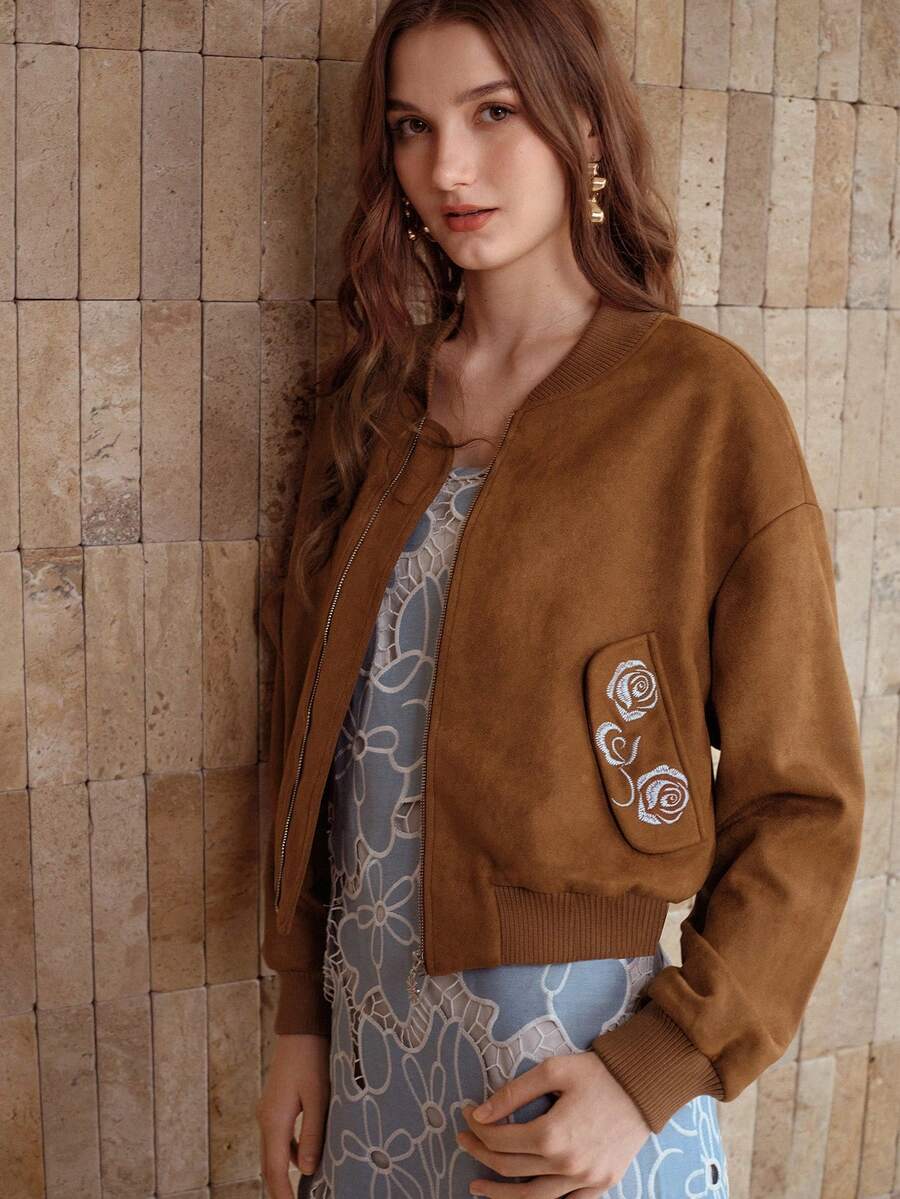 jaqueta feminina camurça marrom com bordado floral elegante