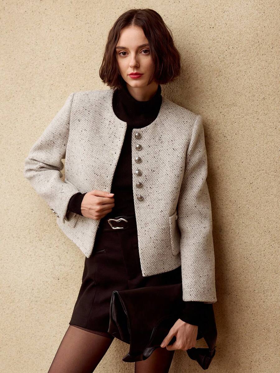 jaqueta feminina cinza combinada com look elegante