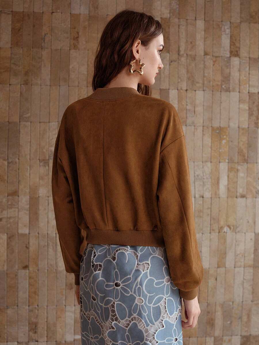 jaqueta feminina marrom combinada com vestido leve elegante