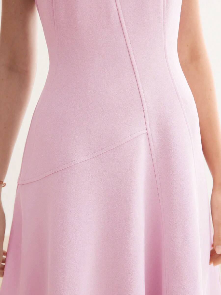 Vestido Feminino Rosa Névoa em A com Recortes Estruturados – Primavera/Verão 2027