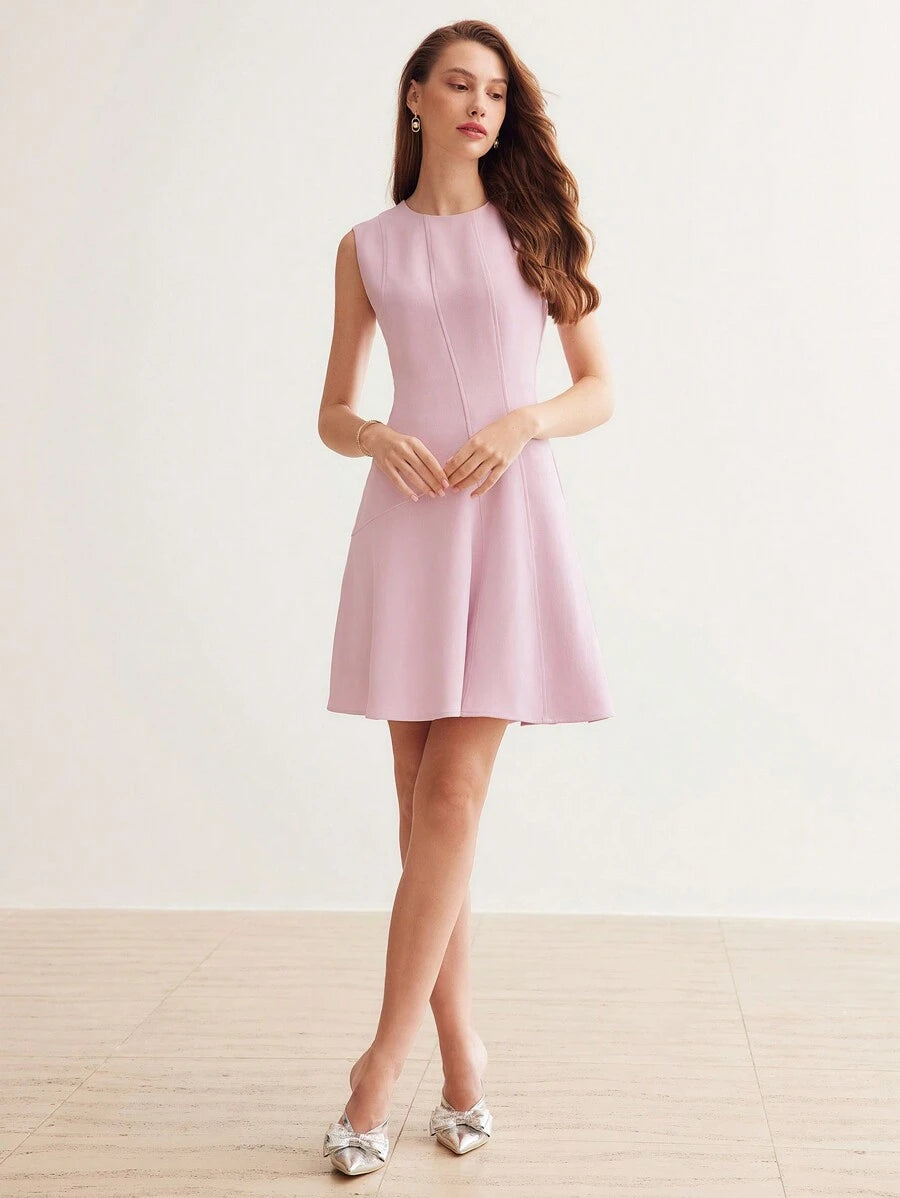 Vestido Feminino Rosa Névoa em A com Recortes Estruturados – Primavera/Verão 2027