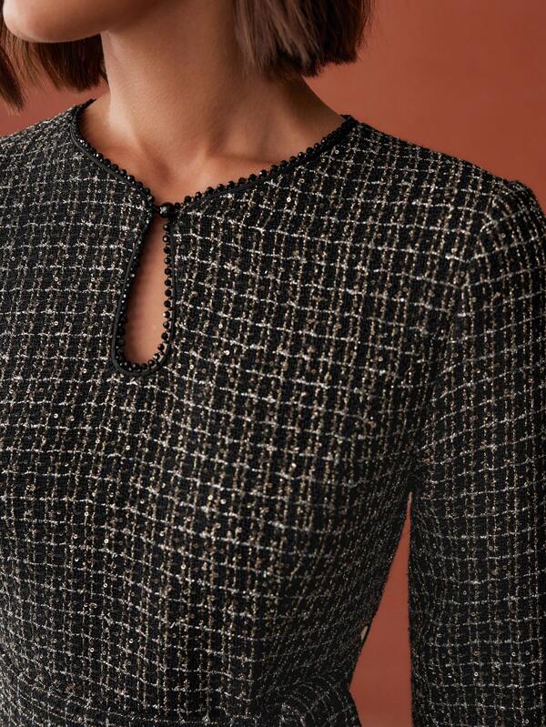 Vestido Feminino Curto Tweed co Gola Keyhole e Bainha Plissada - Premium