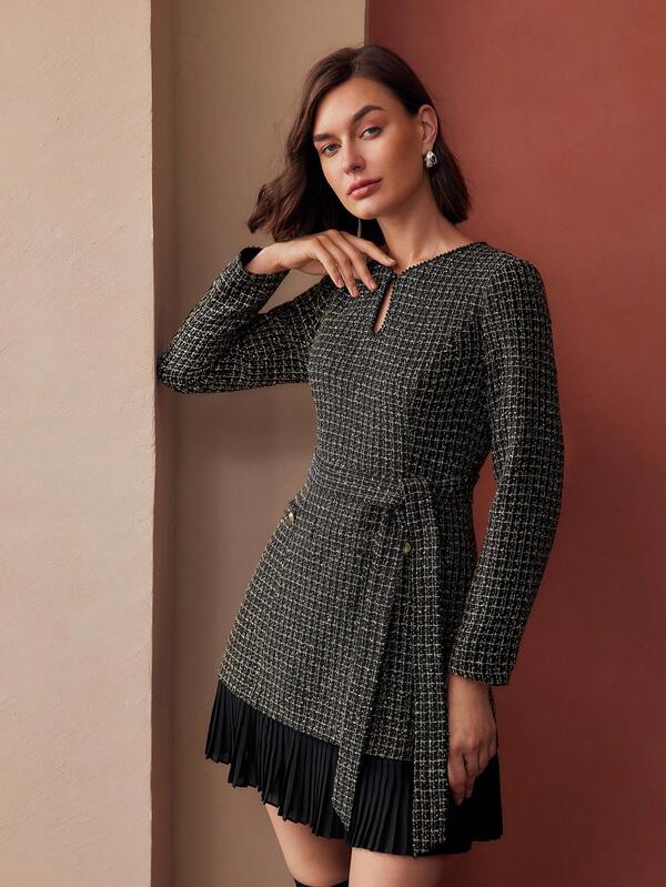 Vestido Feminino Curto Tweed co Gola Keyhole e Bainha Plissada - Premium