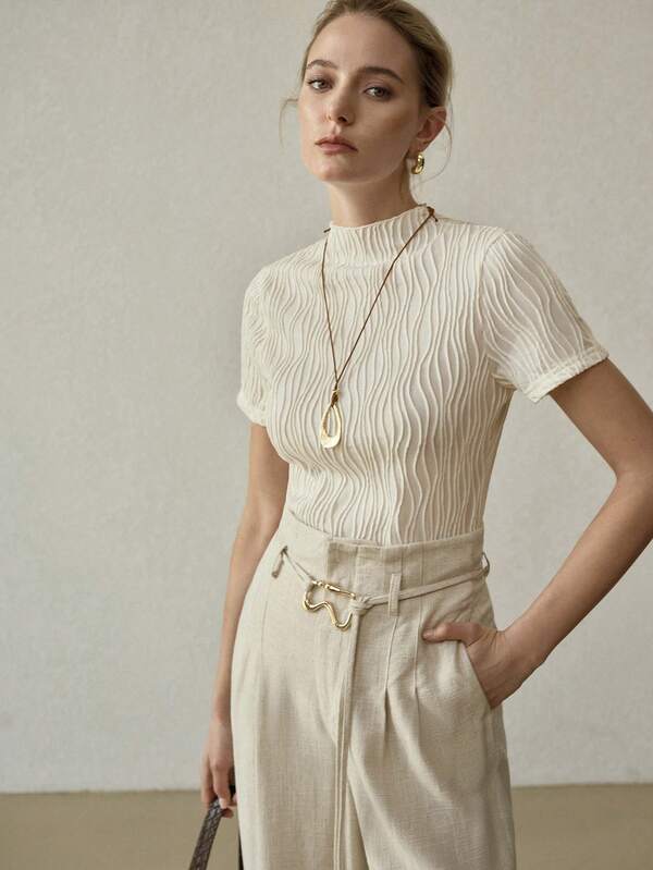 Blusa Feminina Branco - Preto - OffWhite -Manga Curta -Texturizado Slim Fit – Coleção Entre Estações | Boutique do Encanto