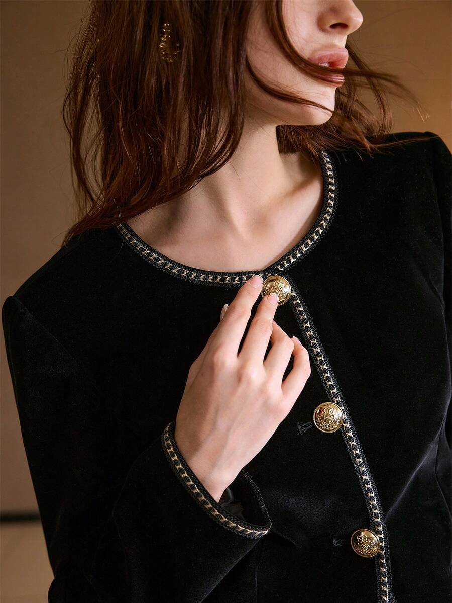 Jaqueta Feminina Veludo Preto com Botões Dourados – Elegante Premium Noite | Boutique do Encanto